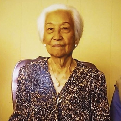 Dr. Veneranda Llorente (Lola Floring)