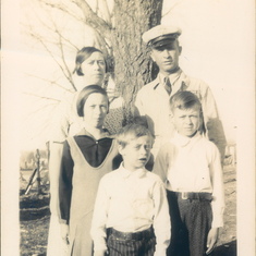 Anna May (Blackburn) and Gene Howell, Florence, Steve, Victor (front), Arkansas