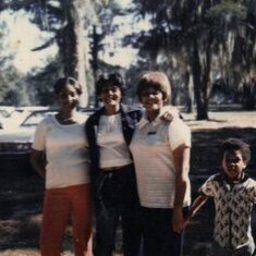 Cheehaw Park Moma, Linda Chyleen and Donell the year I left for Calaforinda