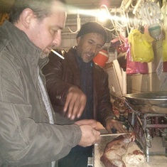 Kaboul janvier 2014, Vincent montre au boucher comment il voudrait que sa viande soit tranchée