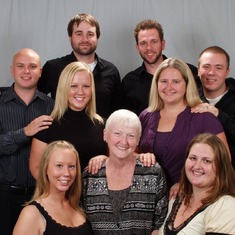 Sept 2009: with grandchildren (top row) Matt, Sean, (middle row) Bryce, Stacy, Mindy, Andy, (bottom row) Jennifer, Angie