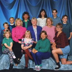 Family picture of Violet with her daughters and daughters-in-law, and grandchildren