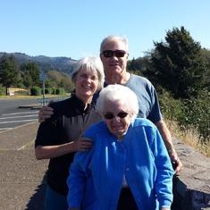 Mom at Oregon Coast with Ray White and Donna