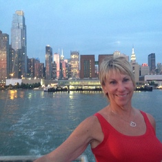 Posing for a great shot from the hudson river ferry with the new york skyline behind her