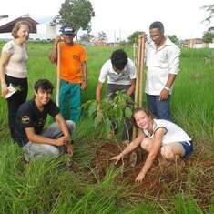 Plantando mudas de arvores do cerrado (bosque do IFMT Rondonópolis) com alunos, colegas de trabalho.