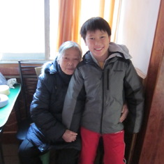 奶奶抱着孙子，心里不知多高兴。