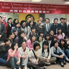 2014年3月東華大學贈書大團拍，溫老師也在其中，重視學校學術活動