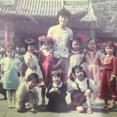 （后排右二）5岁 幼儿园出游 摄于1985年 天津南开区文化宫 （ Second on the right in the back row) 5 years old, Kindergarten Outing, 1985 in Tianjin