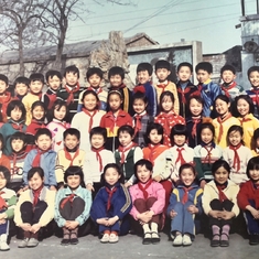 (前排左一) 8岁 小学三年级摄于1988天津（First from the left in the front row) Age 8, Primary School, 1988,Tianjin