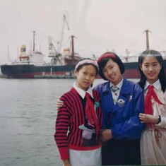 （左一）11岁 小学五年级 摄于1991 天津塘沽港 (First from Left) Age 11 @Tianjin Tanggu Port, 1991