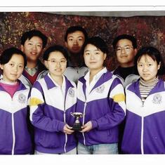 刘媛（前排右一）作为辩论赛冠军队成员。