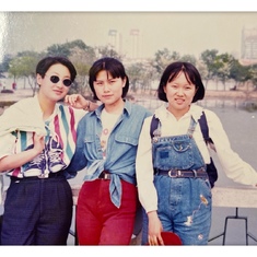 刘媛（右一）与高中同学合影。1997年五一游园。