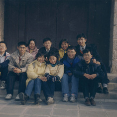 刘媛（前排左一）与在京读书高中同学1998年底中华民族园小聚。