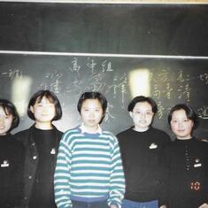 刘媛（左一）作为正方队员获得南开中学辩论赛高中组冠军。