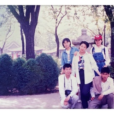 刘媛（后排右一）在天津水上公园和高中同学合影。1997年五一假期。