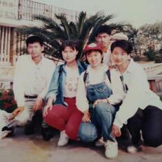 刘媛（前排右二）在天津水上公园与高中同学合影。1997年五一假期。
