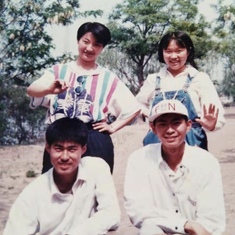 刘媛（后排右一）在天津水上公园与高中同学合影。1997年五一假期。