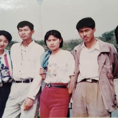 刘媛（右一）在天津电视塔前与高中同学合影。1997年五一假期。