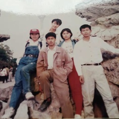 刘媛（左一）在天津电视塔前与高中同学合影。1997年五一假期。