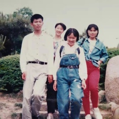 刘媛（右二）在天津水上公园与高中同学合影。1997年五一假期。