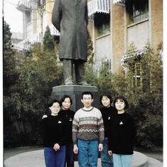 刘媛（右二）与班主任邵德彪老师及其他辩论队员合影。