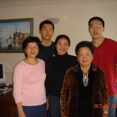 2004年秋天母親到美國和大女兒及兩個外孫,孫媳合影